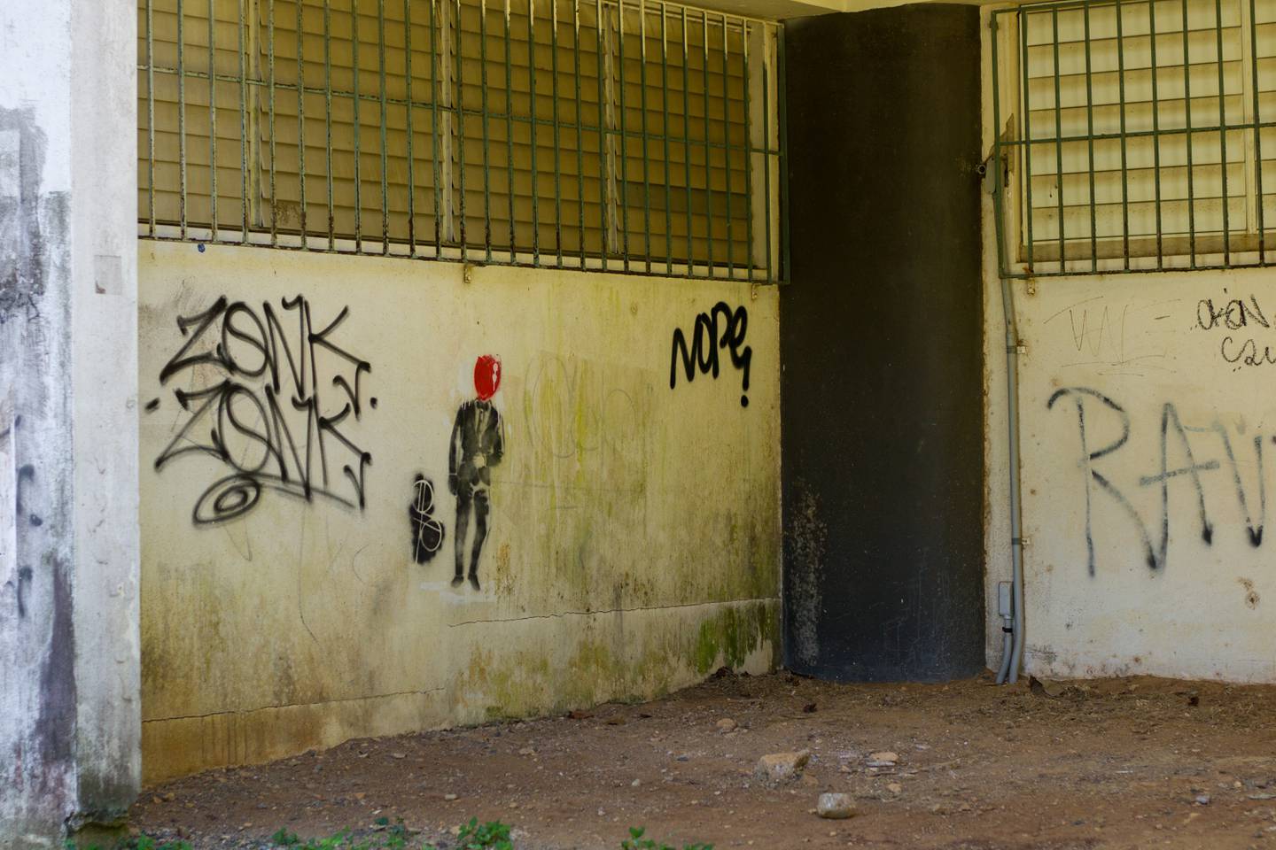 Las paredes de ResiCampus en estado de abandono y repletas de grafitis.
