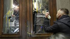 Protestan en Serbia por supuestas irregularidades en las elecciones