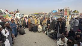 Pakistán deporta a inmigrantes afganos en redadas en todo el país