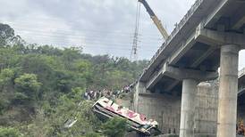 Autobús con peregrinos cae a barranco; accidente deja 10 muertos y 55 heridos