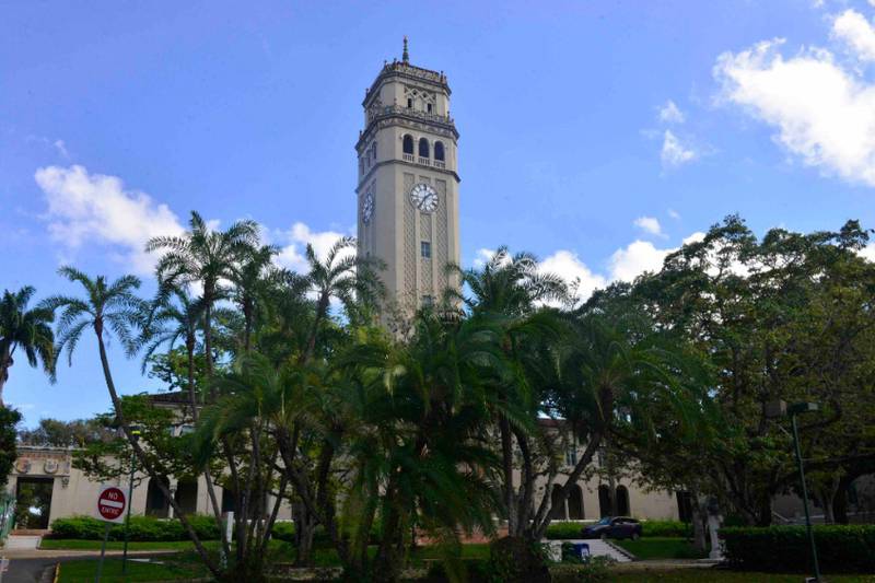 Se muestra la torre en el campus del recinto de Río Piedras de la Universidad de Puerto Rico.