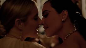 Kim Kardashian y Emma Roberts se besan en el tráiler de “American Horror Story”