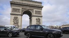 Votan en París para determinar la posible exclusión de las guaguas SUV 