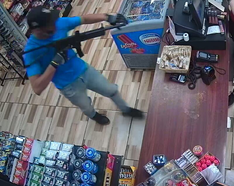 Sujeto apunta con un rifle a empleada de gasolinera en las Piedras.