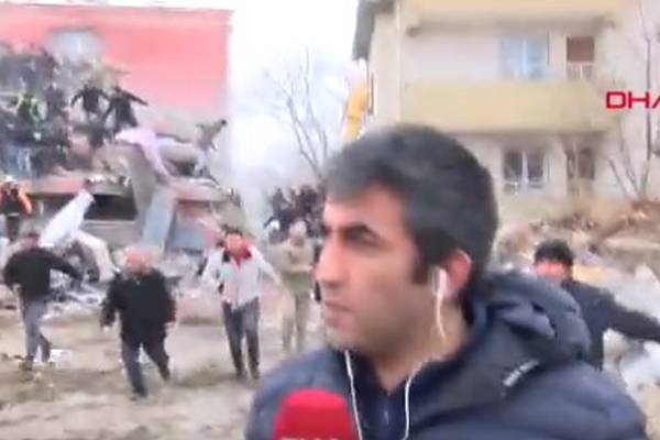 Periodista es sorprendido en vivo por segundo terremoto en Turquía