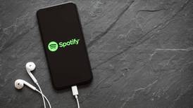 Spotify pondrá avisos a podcasts que hablen sobre COVID-19