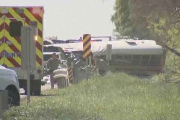 Camión de cemento choca contra autobús escolar en Texas con más de 40 niños