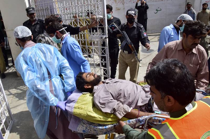 Paramédicos y voluntarios transportan al hospital a un herido por la explosión de una bomba, en Quetta, Pakistán, el viernes 29 de septiembre de 2023. (Foto AP/Arshad Butt)