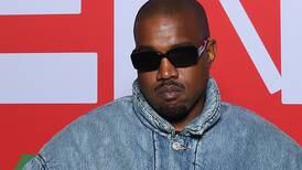 Se hace viral video de Kanye West botándole el celular a una mujer que lo grababa