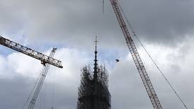 Develan aguja de Notre Dame de París tras reconstrucción