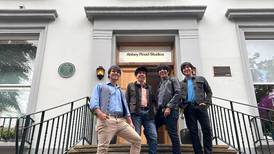 Grupo The Jukebox Beatles planta bandera boricua en Inglaterra  