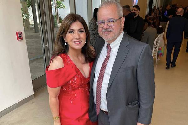 Ada Monzón celebra 34 años de matrimonio con su esposo