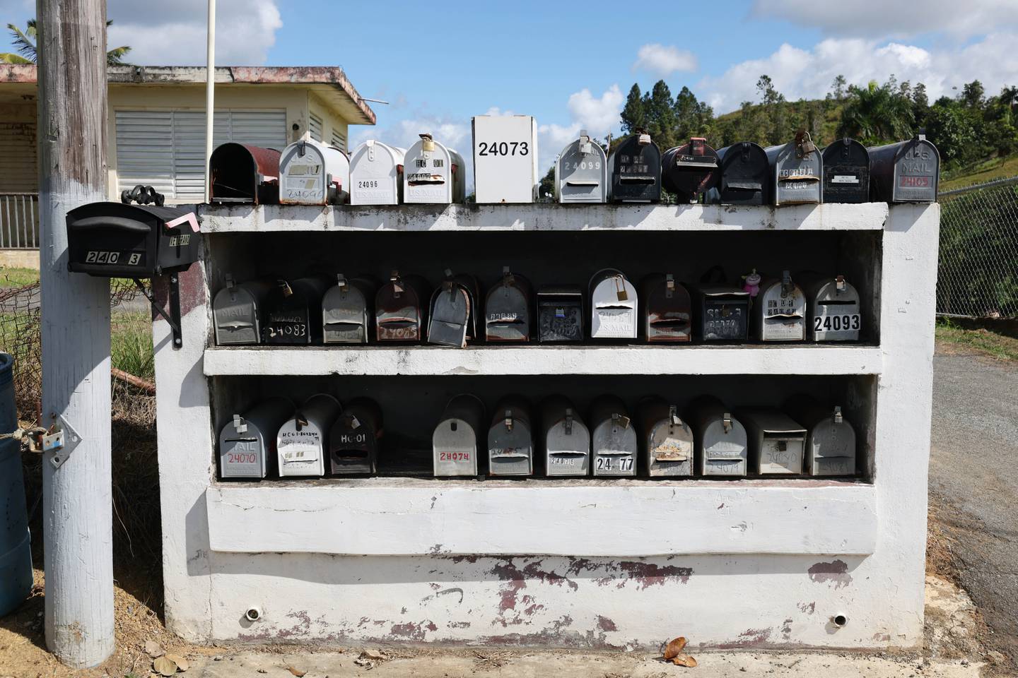 En Puerto Rico, hay áreas en donde decenas de familias reciben su correspondencia en un mismo buzón.