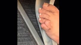 Video de hombre es viral por su pie con seis dedos