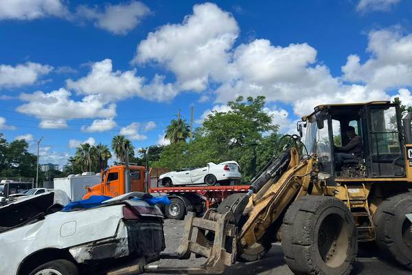 Sacan cientos de carros abandonados de las calles de San Juan 