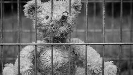 Una pesadilla: hijo adoptivo es obligado a vivir 5 años encerrado en jaula