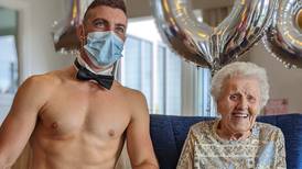 Lo soñó y fue concedido: mujer de 106 años celebró su cumpleaños junto a un stripper 