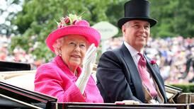 “¡Viejo verde!” Por esto insultaron a hijo de reina Isabel II durante funeral de su madre