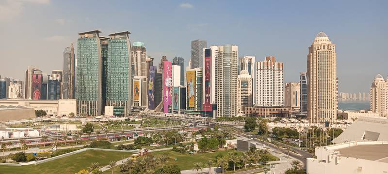 Una toma muestra los rascacielos de la ciudad de Doha, en Qatar, acompañados de promo del Mundial de fútbol.