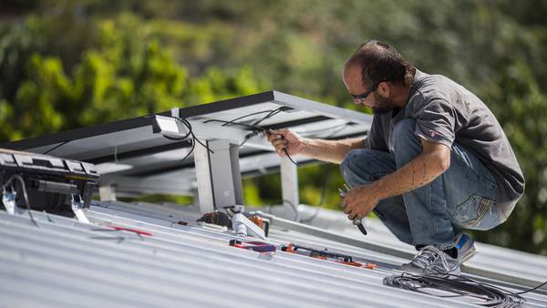 Departamento de Energía federal revela los embajadores solares que ayudarán en la instalación de placas solares en la isla   