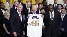 Biden recibe a los Astros y se identifica con la hazaña del mánager Dusty Baker