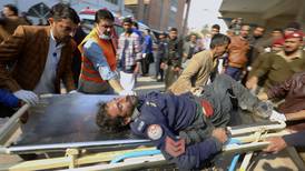 Aumentan a más de 40 los muertos por un atentado suicida en una mezquita en Pakistán