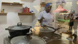 Chef ghanesa intenta batir récord mundial de maratón de cocina