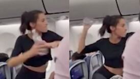 Mujer se vuelve viral al arrojar una botella de agua contra un pasajero en un avión
