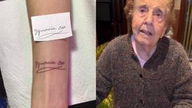 Joven se tatuó la firma de su abuela y ella quedó sorprendida
