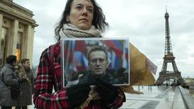 Personalidades piden al Kremlin entregar el cadáver de Navalny