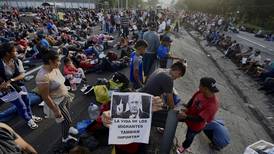 Migrantes bloquean aduanas al sur de México exigiendo libre tránsito por el país