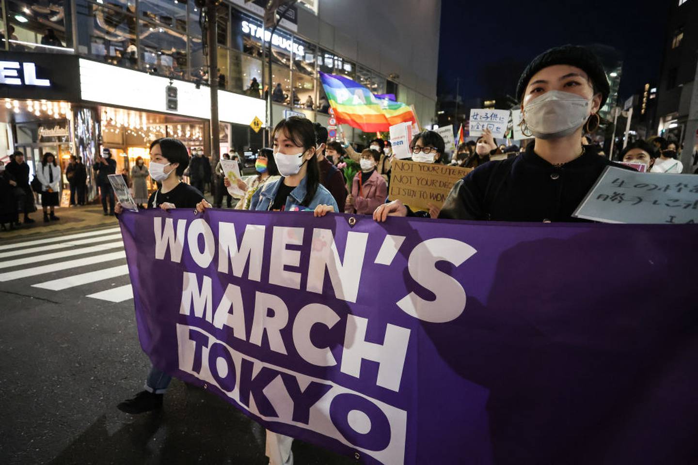 Marcha de mujeres en Tokio usaron cubrebocas pese a marchar en un lugar abierto