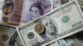 Libra esterlina tiene desplome histórico frente al dólar