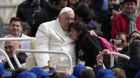 El papa Francisco es hospitalizado por problema respiratorio 