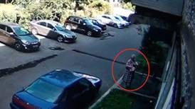 Mujer en Rusia atrapa a un bebé que cayó de la ventana de un segundo piso