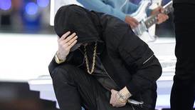 Super Bowl: 50 Cent se cuelga de cabeza y Eminem se arrodilla en forma de protesta