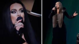 Adele sorprende al público en Las Vegas al salir vestida como Morticia Addams