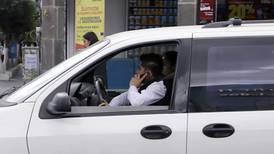 Estudio confirma que uno de cada cuatro jóvenes revisa el celular mientras guia