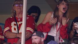 Taylor Swift disfruta partido de los Chiefs y luego sale con el jugador que la invitó