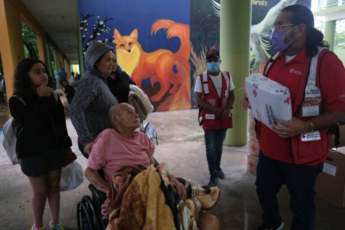 Muchas familias llegaron a los refugios con personas envejecientes con necesidades. 
Foto por Ricardo Arduengo | Centro de Periodismo Investigativo