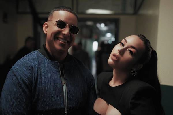 Daddy Yankee recibe a su hija con una guagua de chinchorreo en el aeropuerto 