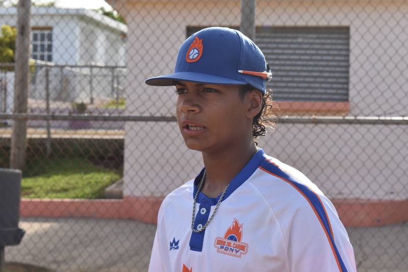 El joven Eddie Martínez Medina habla con su uniforme de pelota.