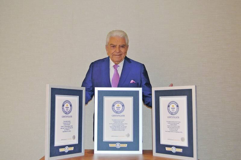 Don Francisco con sus premios de  Guinness World Records.