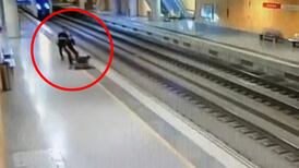 Policías salvan la vida de mujer que intentaba arrojarse a las vías del tren