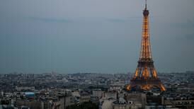Cierran la Torre Eiffel en París por huelga 