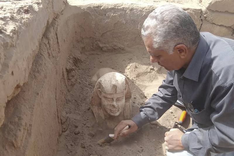 Egipto: Autoridades descubren esfinge de tamaño pequeño y restos de santuario antiguo al sur del país