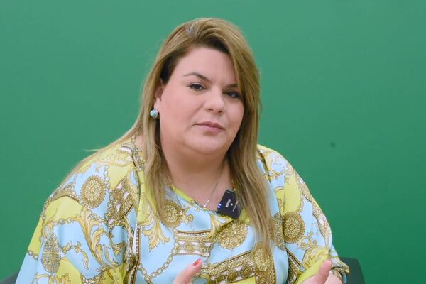 Jenniffer González tilda de “pelea de barrio” la controversia con Alexandria Ocasio 