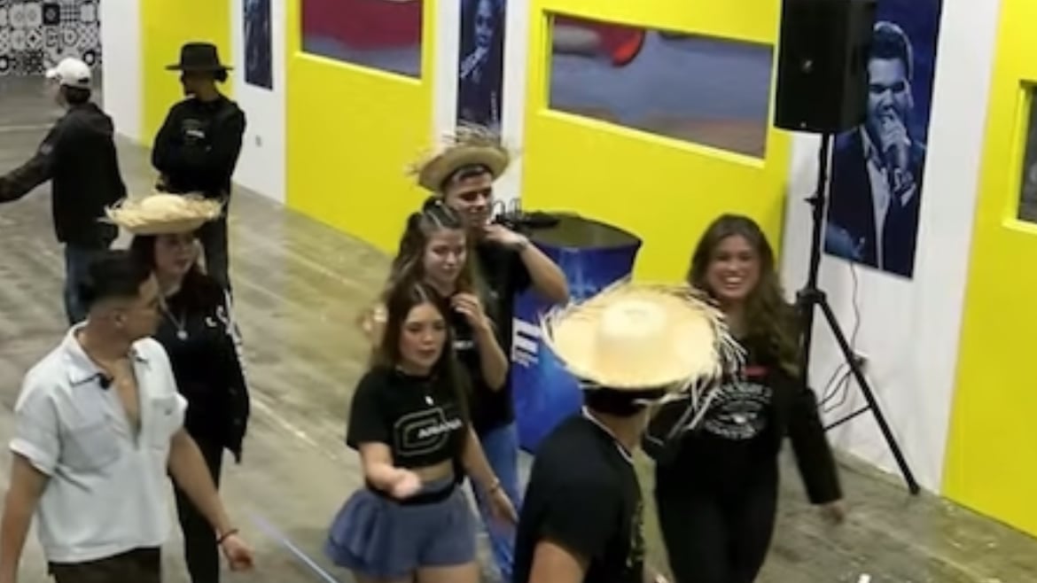 Janina Irizarry y Fabián Torres junto a varios participantes de "Objetivo Fama 2025".