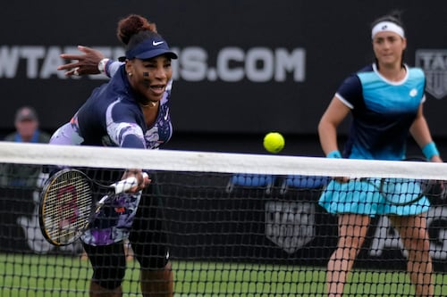 Serena Williams gana primer partido tras un año sin jugar