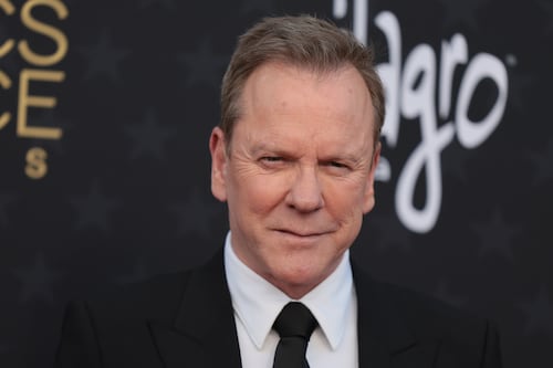 Arrestan al actor Kiefer Sutherland tras presunta agresión a un conductor en Los Ángeles
